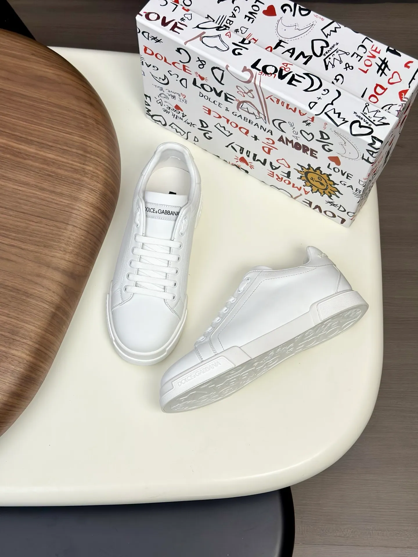 New product 💰800 DG Dolce & Gabbana men's shoes 💰ortofino calfskin sneakers ♞size; 39~44 (customized 38.45.46) Iconic men's shoes 💰ortofino series of sneakers, classic and timeless style, now presented with fashionable details. The calfskin engraved DG logo is a subtle finishing touch. Men's shoes💰ortofino calfskin sneakers: